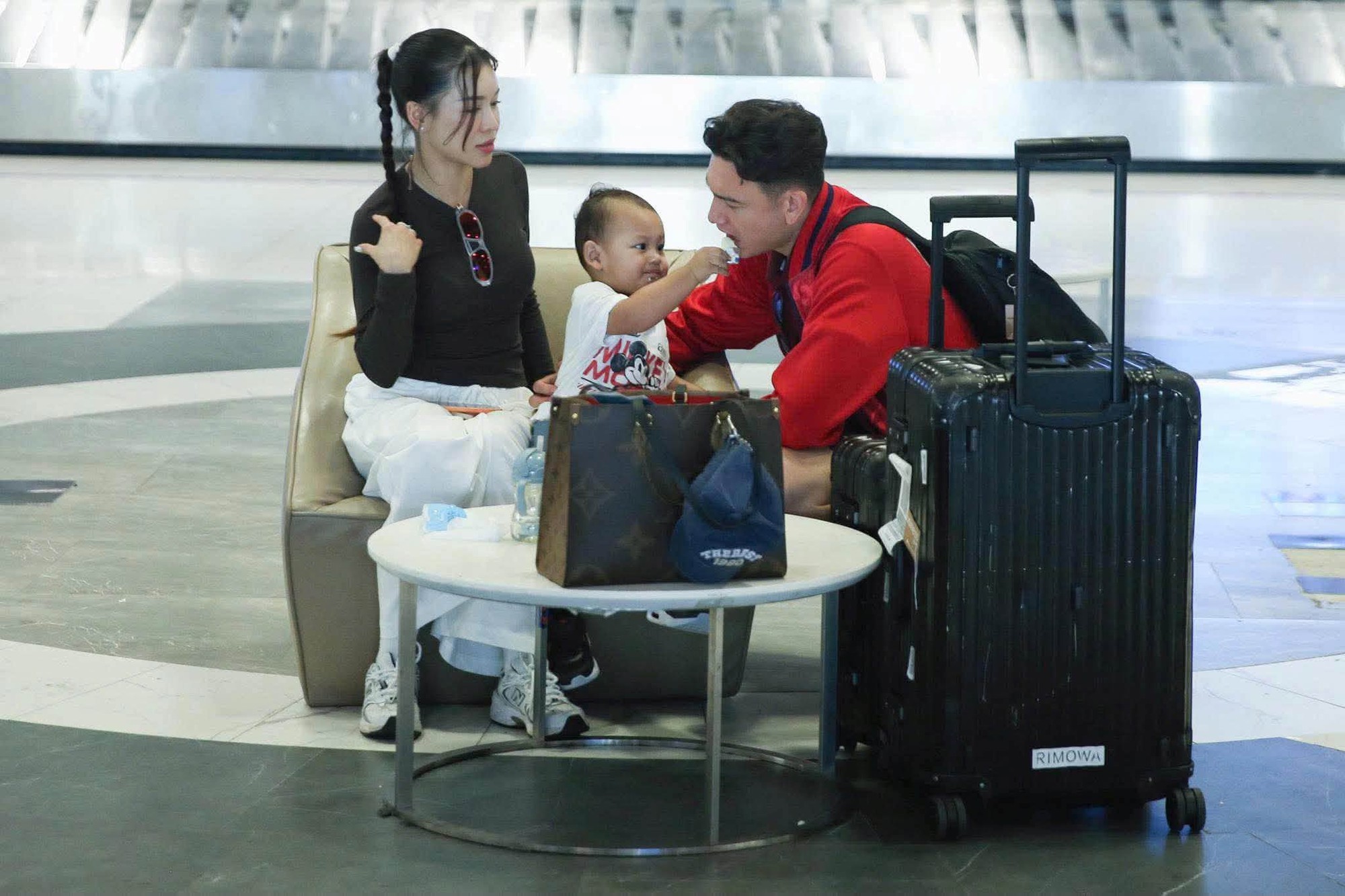 Nhìn Yến Xuân xinh đẹp rạng rỡ bên Văn Lâm mới hiểu: Hạnh phúc là chăm sóc gia đình và yêu trọn vẹn bản thân - Ảnh 2.