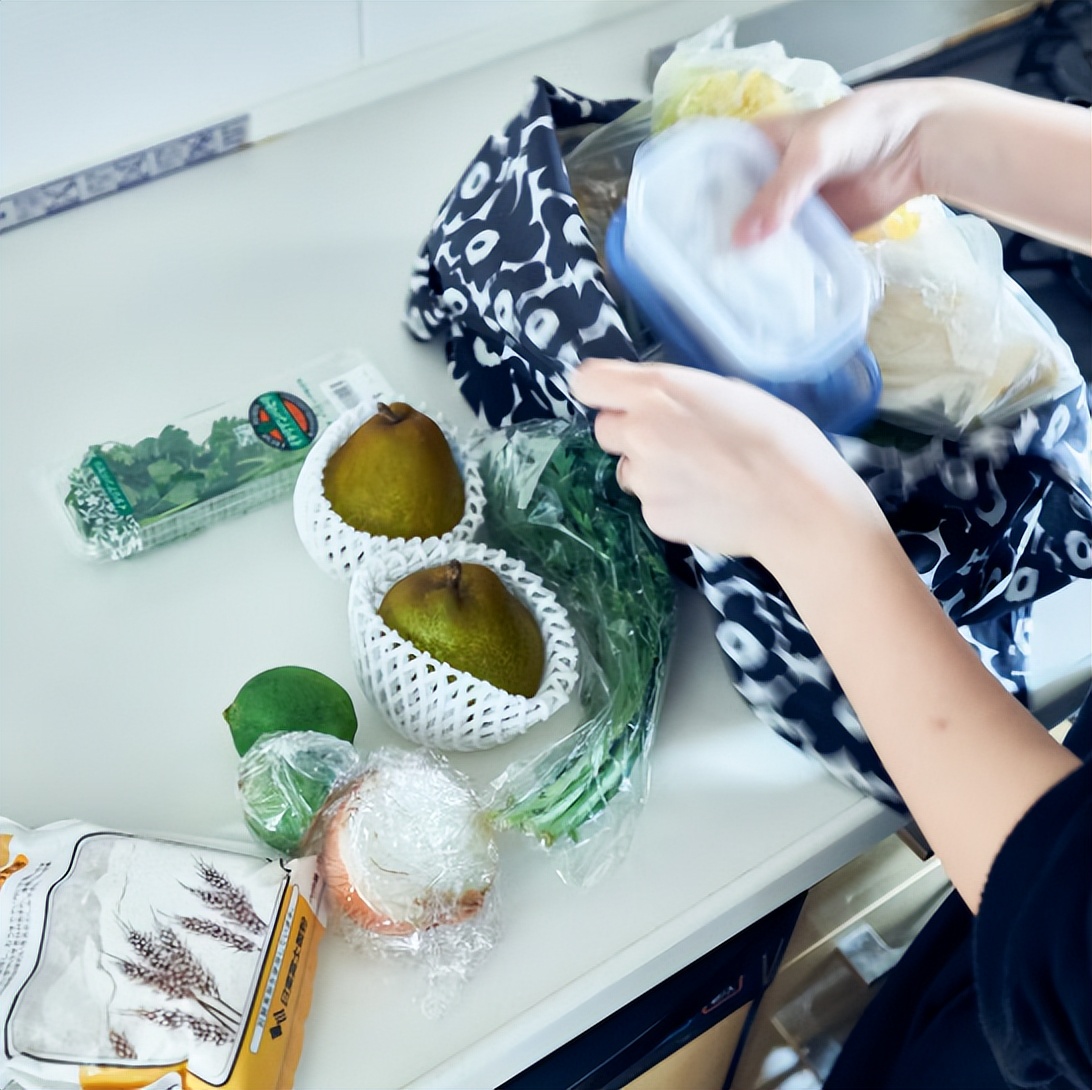 Một căn bếp sạch sẽ mang lại một t&acirc;m tr&iacute; thanh thản: H&agrave;nh tr&igrave;nh &ldquo;dọn tủ lạnh&rdquo; của một phụ nữ trung ni&ecirc;n- Ảnh 3.