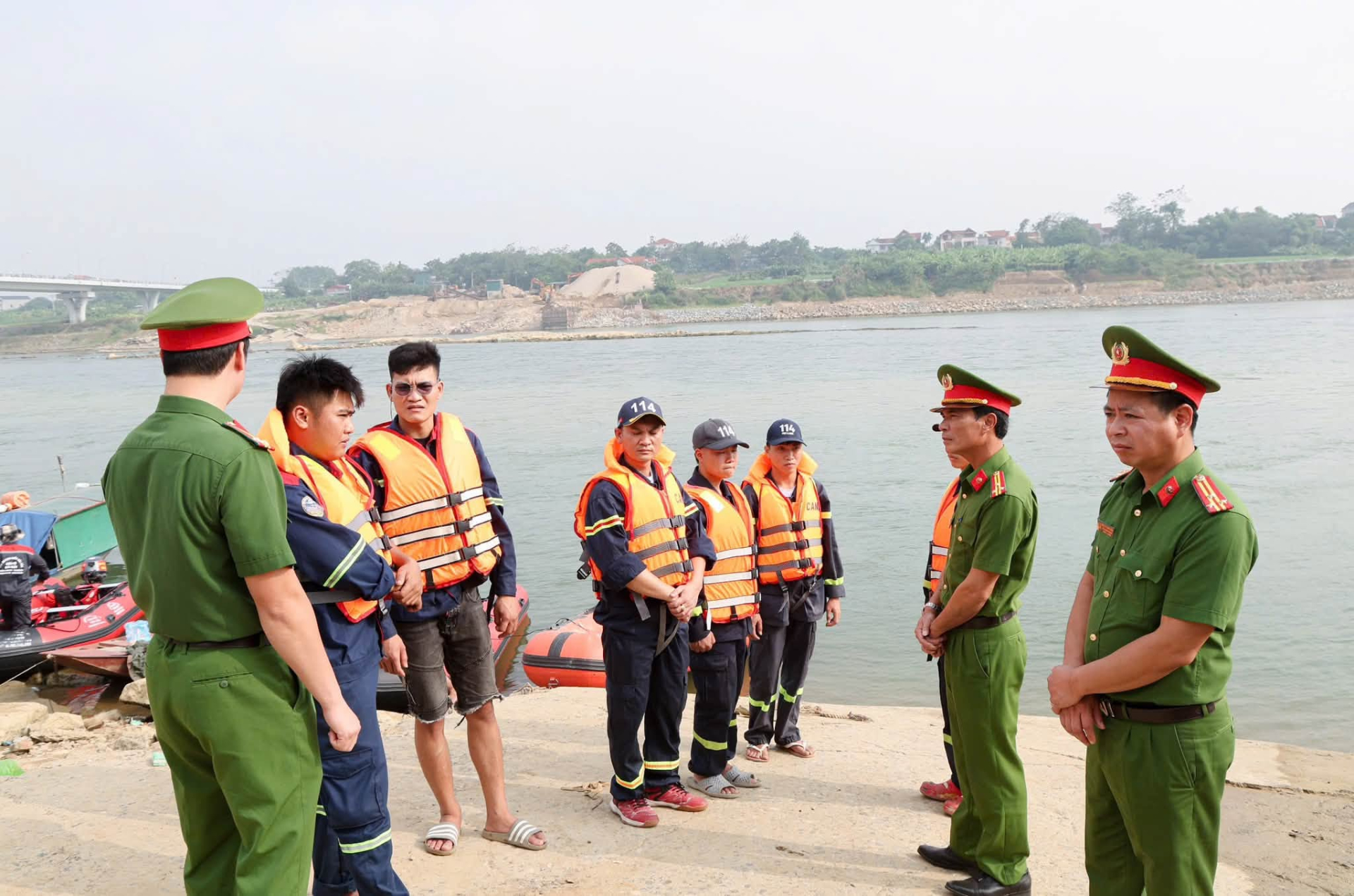 Kh&ocirc;ng c&oacute; ph&eacute;p m&agrave;u: T&igrave;m thấy thi thể b&eacute; trai 2 tuổi trong vụ hai mẹ con nghi nhảy cầu Vĩnh Ph&uacute;- Ảnh 1.