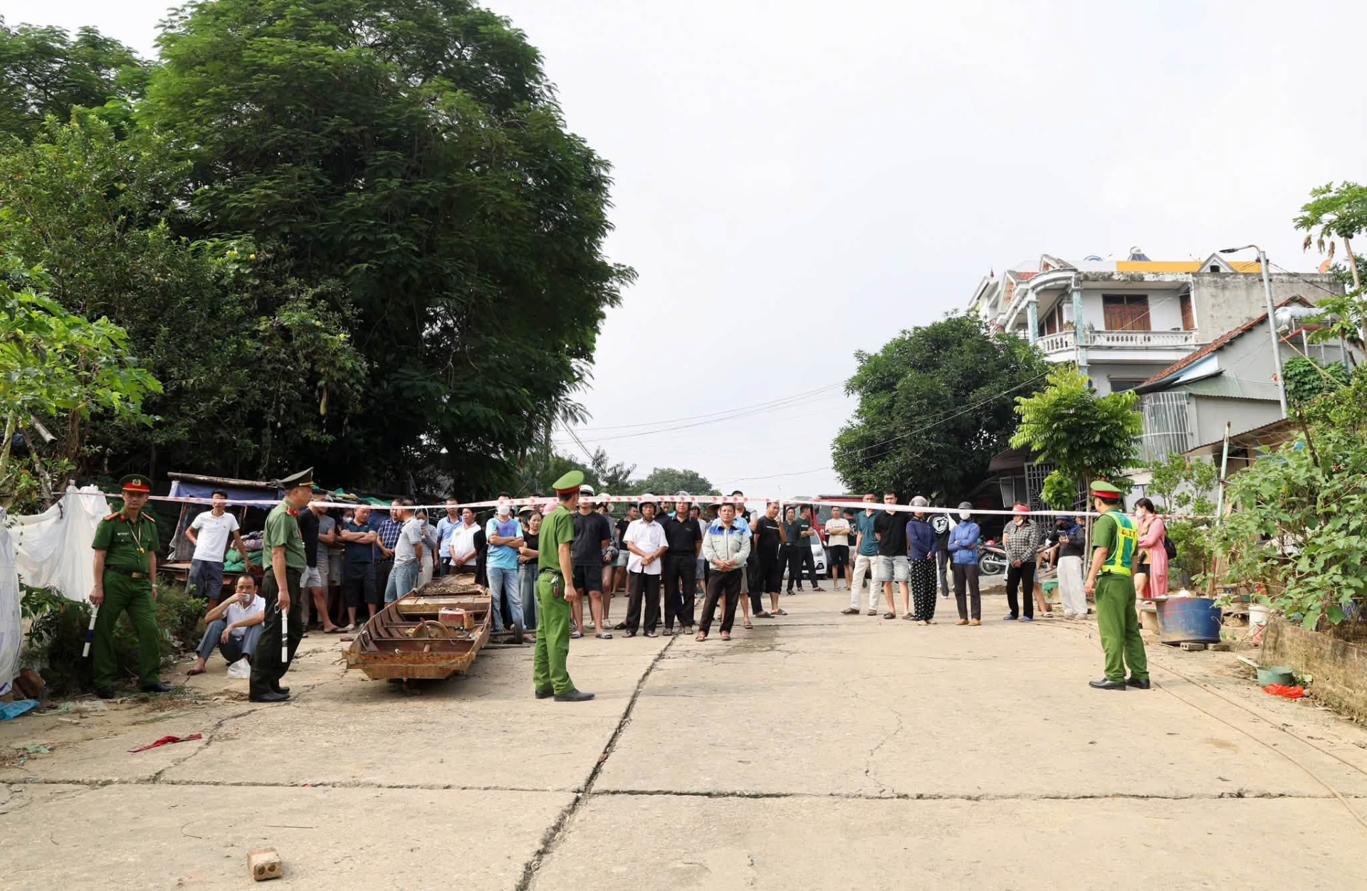 Kh&ocirc;ng c&oacute; ph&eacute;p m&agrave;u: T&igrave;m thấy thi thể b&eacute; trai 2 tuổi trong vụ hai mẹ con nghi nhảy cầu Vĩnh Ph&uacute;- Ảnh 4.