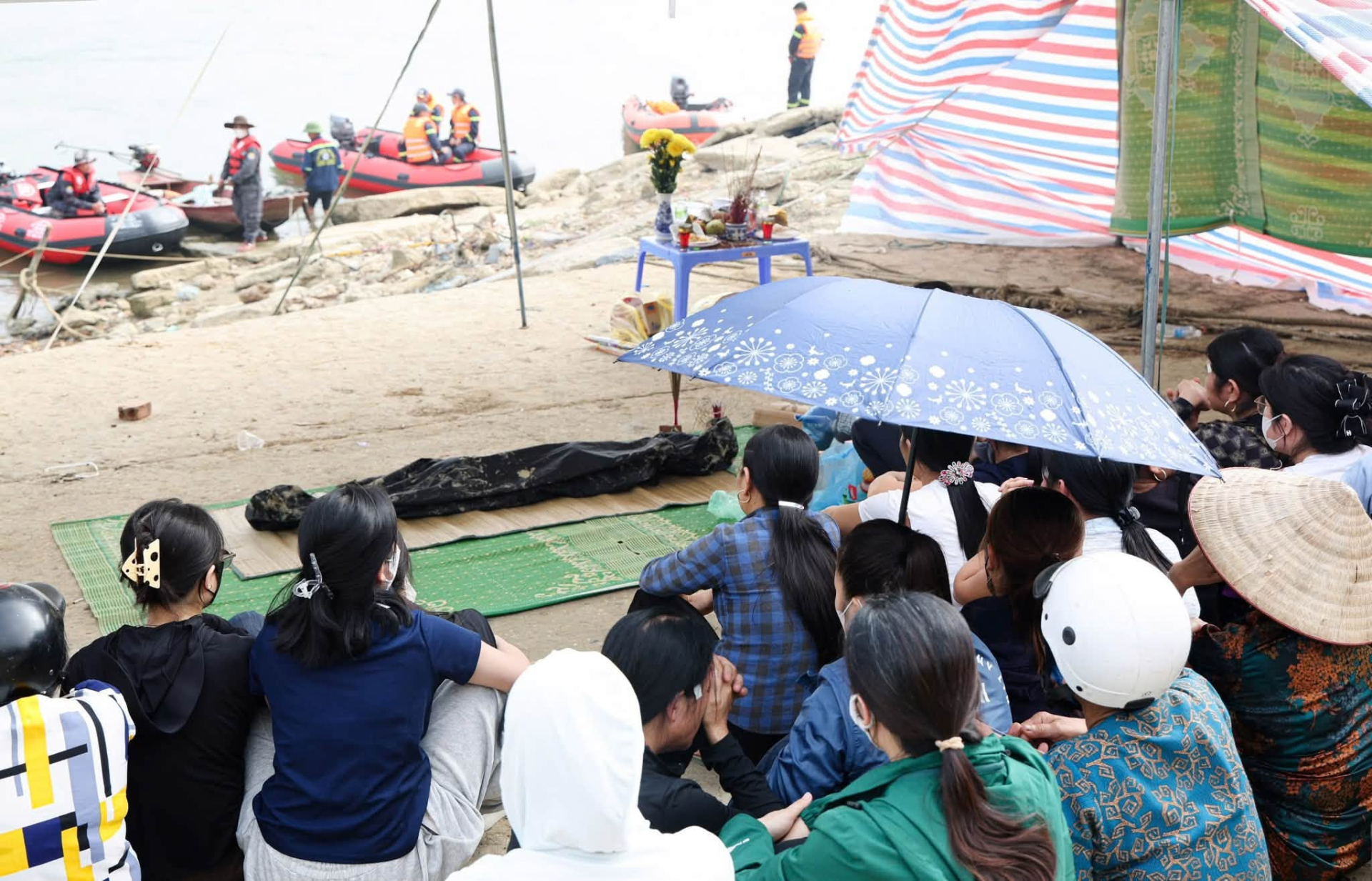 Kh&ocirc;ng c&oacute; ph&eacute;p m&agrave;u: T&igrave;m thấy thi thể b&eacute; trai 2 tuổi trong vụ hai mẹ con nghi nhảy cầu Vĩnh Ph&uacute;- Ảnh 3.
