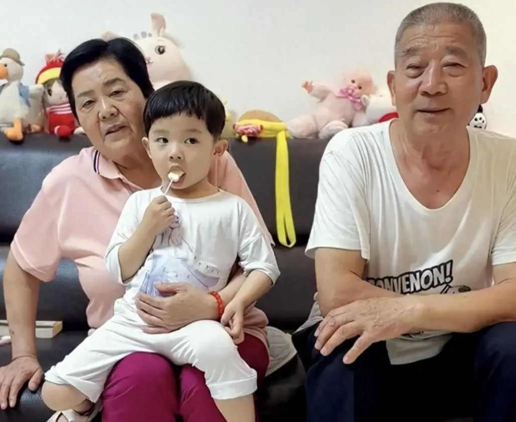 Sinh con ở tuổi 67, người mẹ nay nằm viện, con g&aacute;i nhỏ mới 7 tuổi cũng phải sớm th&iacute;ch nghi với nhiều thiệt th&ograve;i- Ảnh 5.