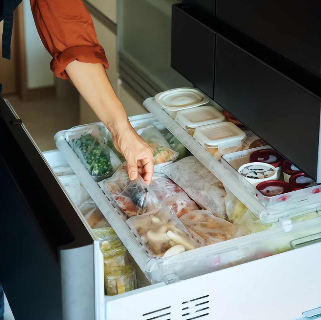 Một căn bếp sạch sẽ mang lại một t&acirc;m tr&iacute; thanh thản: H&agrave;nh tr&igrave;nh &ldquo;dọn tủ lạnh&rdquo; của một phụ nữ trung ni&ecirc;n- Ảnh 2.