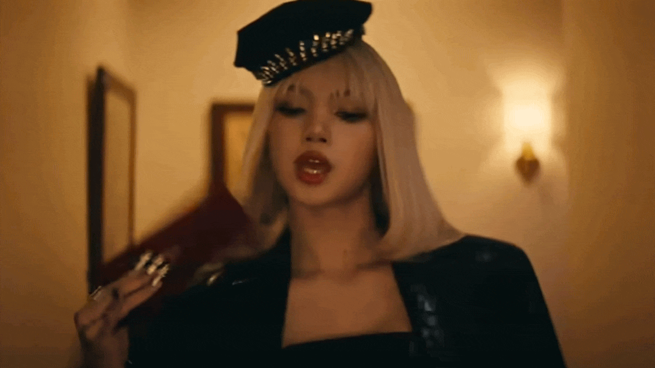Lisa (BLACKPINK) l&agrave;m điệp vi&ecirc;n, đ&aacute;nh đấm &ldquo;n&eacute;t căng&rdquo; trong kh&aacute;ch sạn- Ảnh 4.