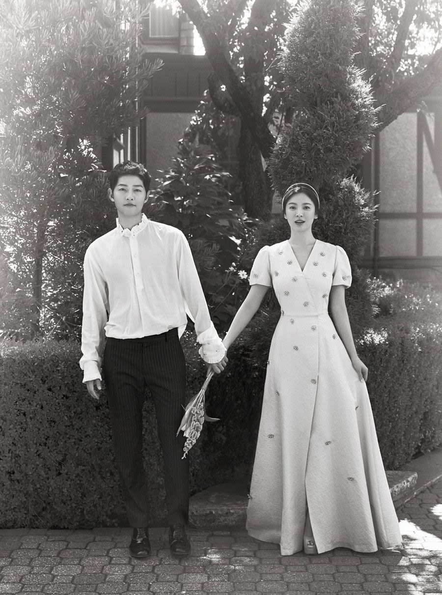 Song Joong Ki mặt nhăn m&agrave;y nh&oacute;, Song Hye Kyo thảnh thơi đến lạ!- Ảnh 6.