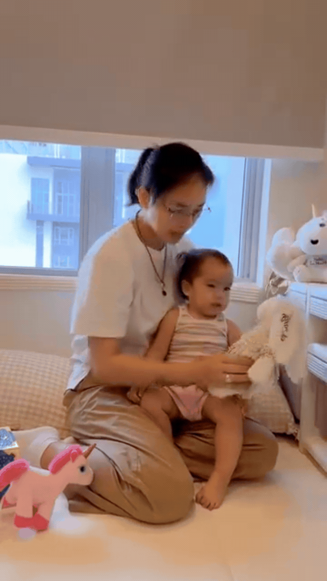 Con gái Ngô Thanh Vân vừa bập bẹ tập nói đã nhớ hết tên 10 "bạn thân" trong nhà- Ảnh 1.