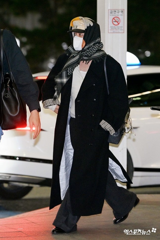 Ngay l&uacute;c n&agrave;y: G-Dragon thời trang phang thời tiết, tr&ugrave;m khăn hoa c&uacute;c k&iacute;n m&iacute;t khời h&agrave;nh sang Việt Nam- Ảnh 2.