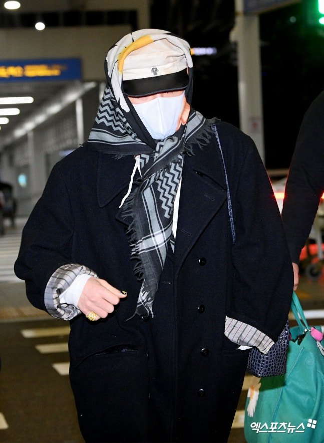 Ngay l&uacute;c n&agrave;y: G-Dragon thời trang phang thời tiết, tr&ugrave;m khăn hoa c&uacute;c k&iacute;n m&iacute;t khời h&agrave;nh sang Việt Nam- Ảnh 1.