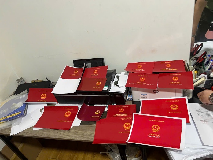 60 CBCS đồng loạt kh&aacute;m x&eacute;t tại 4 tỉnh th&agrave;nh, ph&aacute; chuy&ecirc;n &aacute;n đặc biệt lớn, bắt 'đầu sỏ' Ho&agrave;ng Văn Đạt SN 1993 - Ảnh 1.