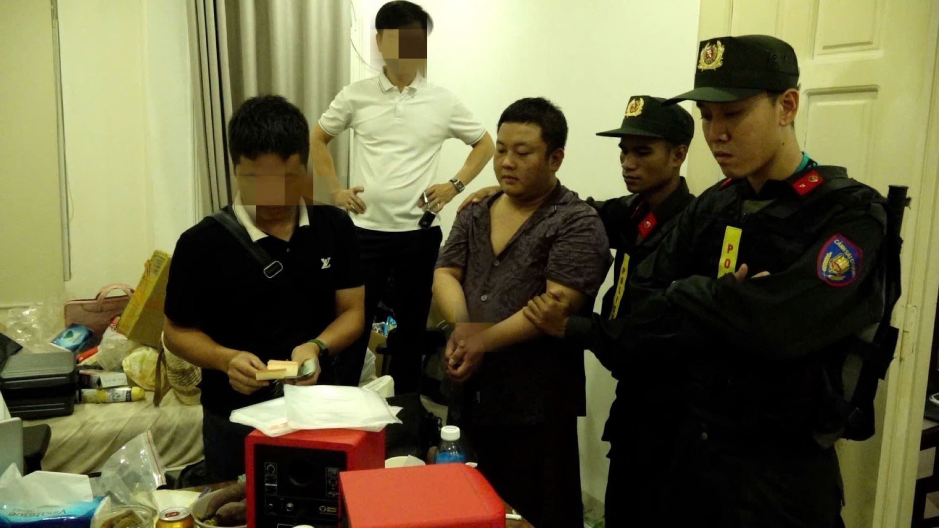 Bất ngờ kiểm tra 4 căn biệt thự, c&ocirc;ng an bắt 9 đối tượng, thu nhiều tang vật- Ảnh 1.