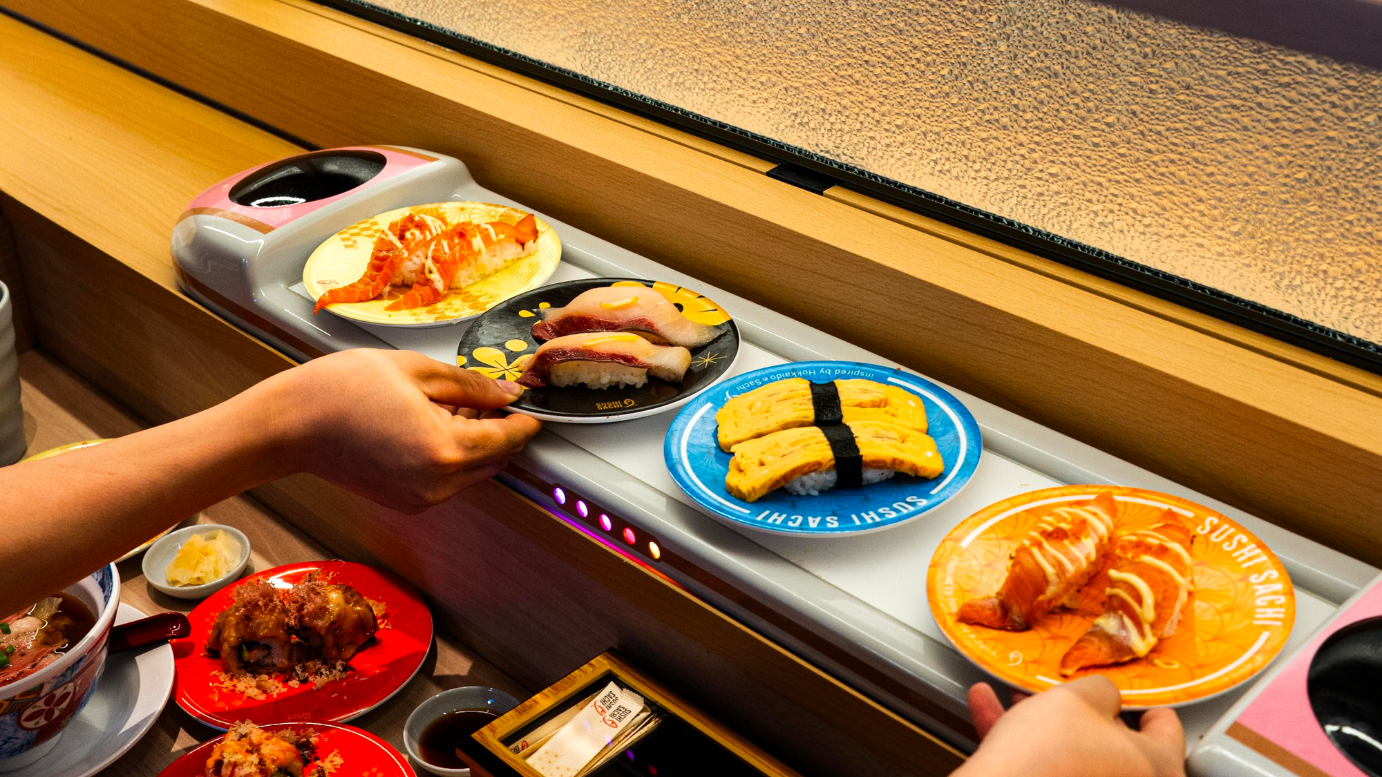 Một thương hiệu sushi băng chuyền mới c&ugrave;ng hệ thống Sushi Hokkaido Sachi đ&atilde; cập bến Landmark - Ảnh 2.