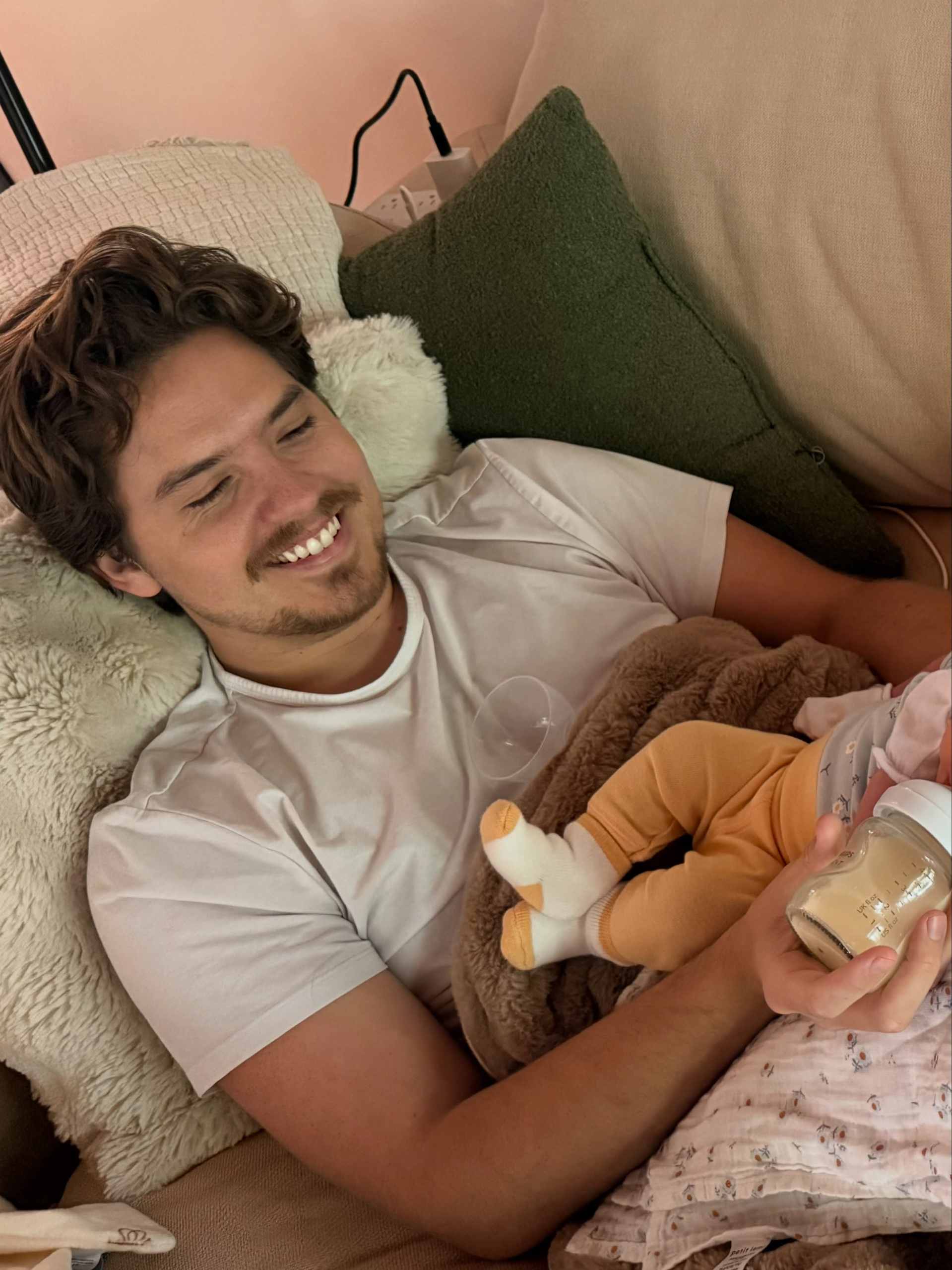 Thi&ecirc;n thần đối ph&oacute; cảnh tr&agrave;n sữa trước giờ diễn nội y, trải l&ograve;ng sau chỉ tr&iacute;ch "mới sinh 40 ng&agrave;y đ&atilde; đi l&agrave;m"- Ảnh 4.