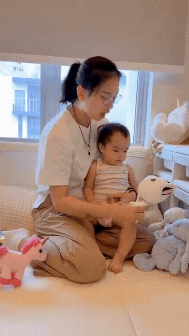 Con gái Ngô Thanh Vân vừa bập bẹ tập nói đã nhớ hết tên 10 "bạn thân" trong nhà- Ảnh 2.