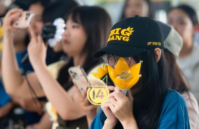 Ngay l&uacute;c n&agrave;y: G-Dragon thời trang phang thời tiết, tr&ugrave;m khăn hoa c&uacute;c k&iacute;n m&iacute;t khời h&agrave;nh sang Việt Nam- Ảnh 3.
