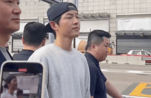 Song Joong Ki mặt nhăn m&agrave;y nh&oacute;, Song Hye Kyo thảnh thơi đến lạ!- Ảnh 3.