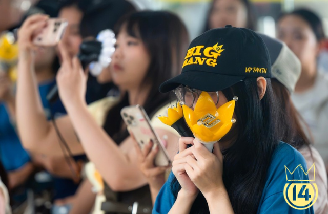 Ngay l&uacute;c n&agrave;y: G-Dragon thời trang phang thời tiết, tr&ugrave;m khăn hoa c&uacute;c k&iacute;n m&iacute;t khởi h&agrave;nh sang Việt Nam - Ảnh 10.