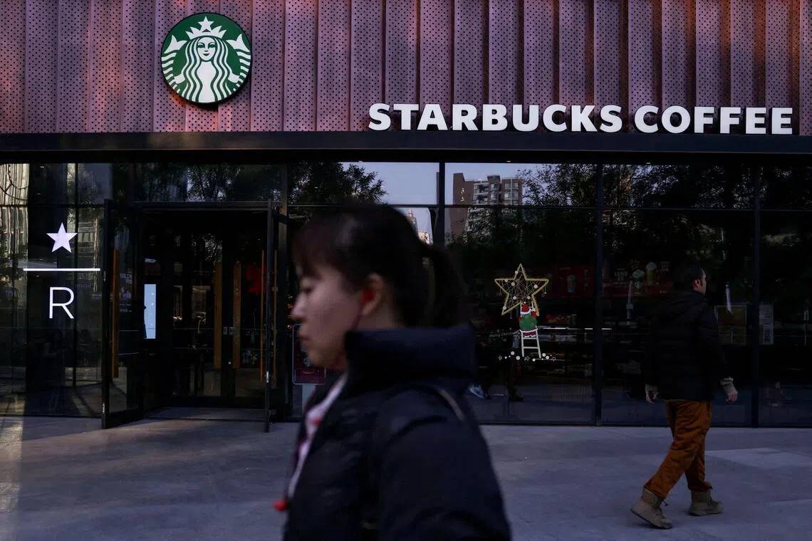 Starbucks ra quy định mới tại 8.000 cửa h&agrave;ng, kh&aacute;ch kh&ocirc;ng c&ograve;n được ngồi miễn ph&iacute; nữa- Ảnh 1.