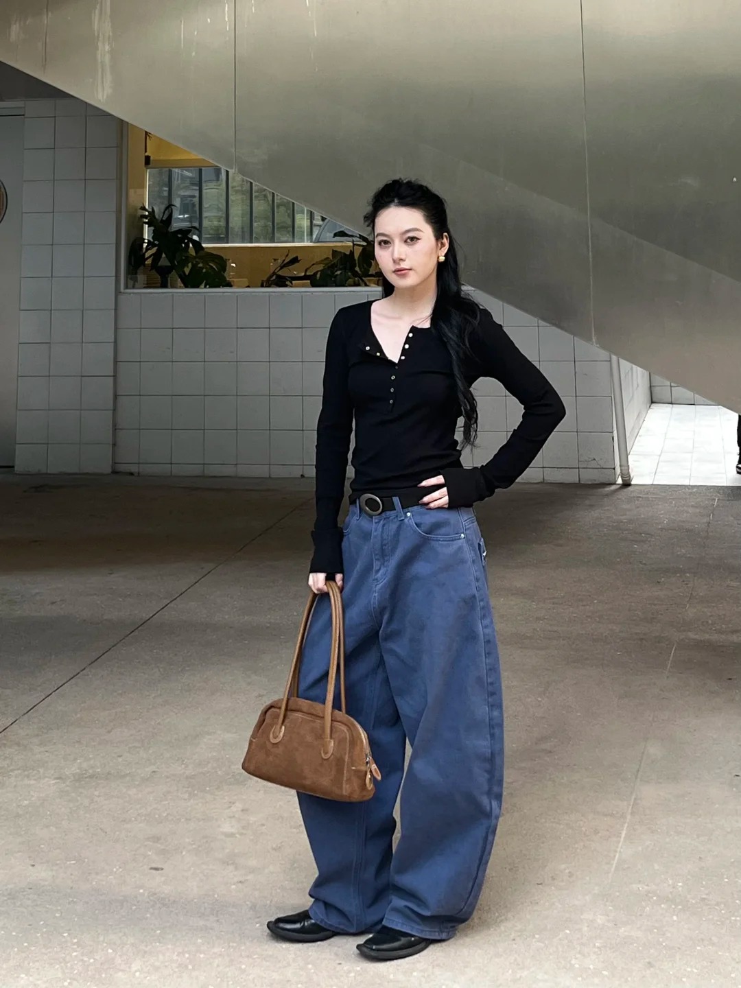 Áo thun dài tay: Món đồ nhỏ giúp phong cách mùa thu trở nên thanh lịch hơn - Ảnh 1.