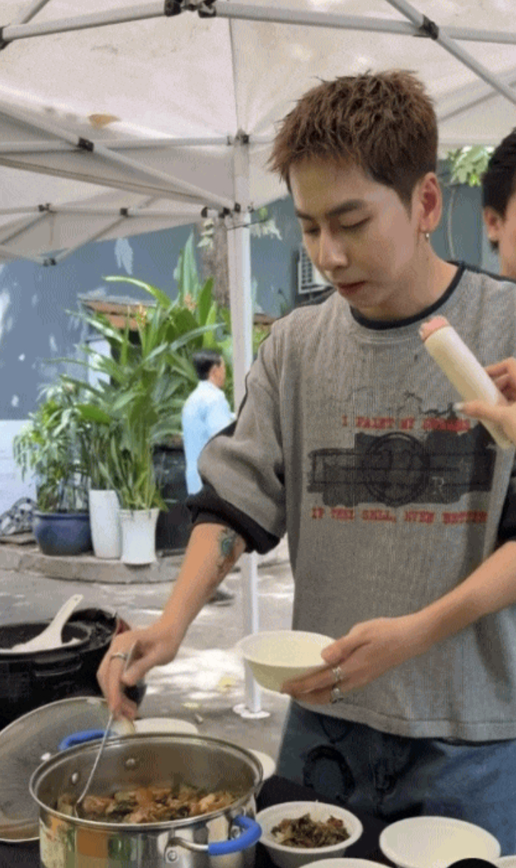 Nam ca sĩ Việt nổi tiếng đẹp trai kh&ocirc;ng tuổi nay đi bưng b&uacute;n b&ograve;, c&ograve;n mặc cả với chủ qu&aacute;n xin giảm gi&aacute;- Ảnh 15.