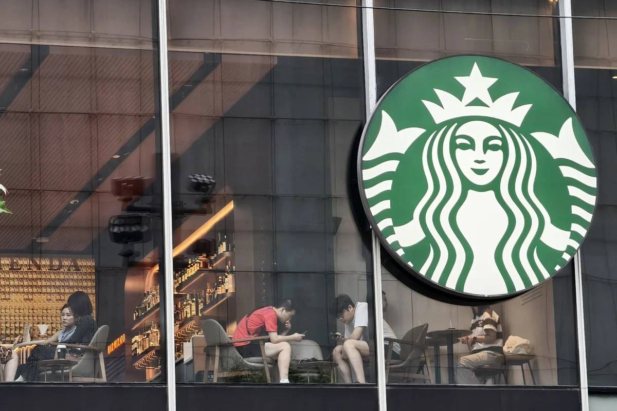 Starbucks ra quy định mới tại 8.000 cửa h&agrave;ng, kh&aacute;ch kh&ocirc;ng c&ograve;n được ngồi miễn ph&iacute; nữa- Ảnh 2.