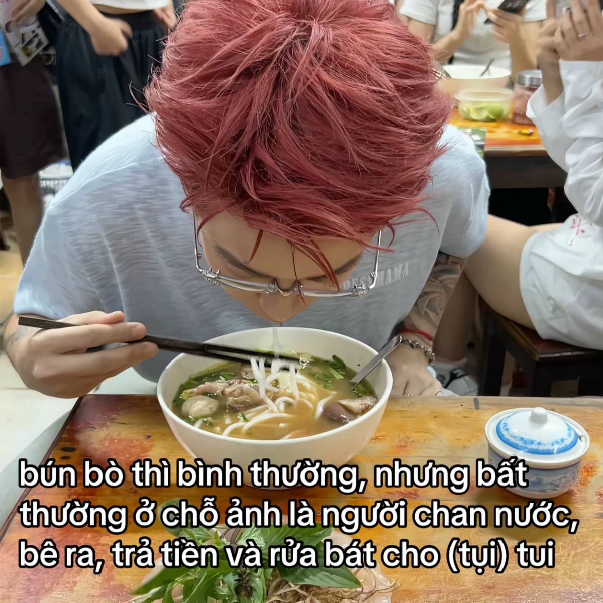 Nam ca sĩ Việt nổi tiếng đẹp trai kh&ocirc;ng tuổi nay đi bưng b&uacute;n b&ograve;, c&ograve;n mặc cả với chủ qu&aacute;n xin giảm gi&aacute;- Ảnh 3.