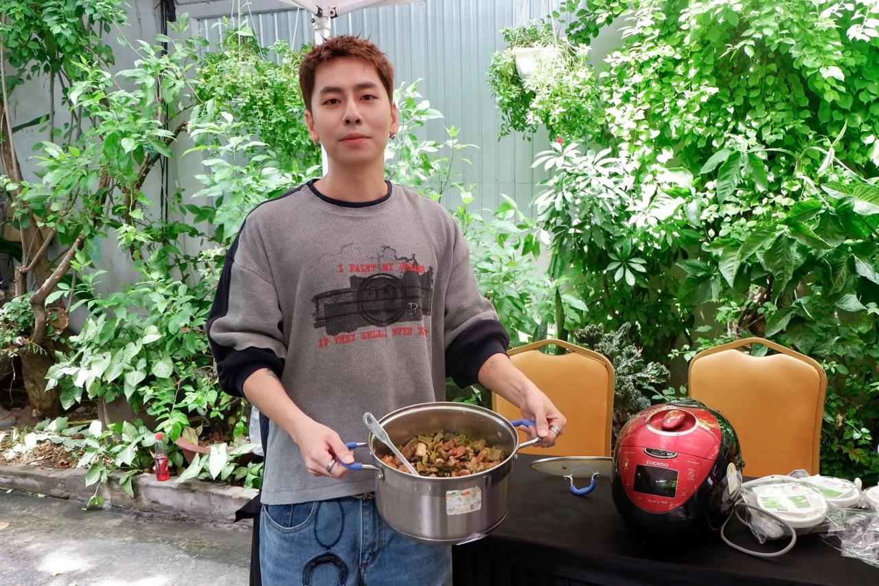 Nam ca sĩ Việt nổi tiếng đẹp trai kh&ocirc;ng tuổi nay đi bưng b&uacute;n b&ograve;, c&ograve;n mặc cả với chủ qu&aacute;n xin giảm gi&aacute;- Ảnh 14.