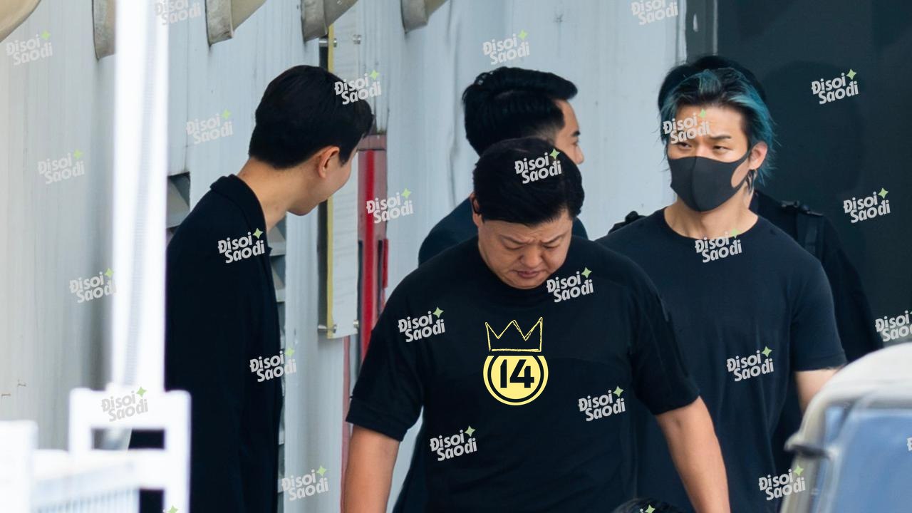 ĐỘC QUYỀN bộ ảnh &ldquo;n&eacute;t căng&rdquo; BIGBANG tr&ecirc;n đường ra SVĐ Mỹ Đ&igrave;nh: G-Dragon để r&acirc;u m&agrave; vẫn bảnh, Taeyang - Daesung giữ phong độ - Ảnh 7.