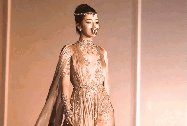 Mọi ống k&iacute;nh đều hướng về Địch Lệ Nhiệt Ba- Ảnh 1.