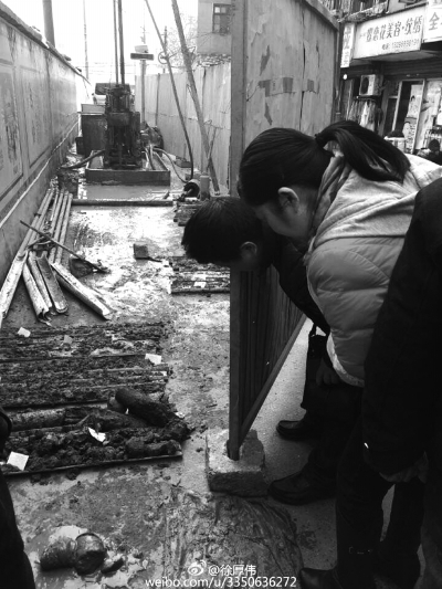 Khoan s&acirc;u 35,8m ph&aacute;t hiện kh&uacute;c gỗ &ldquo;đen s&igrave;&rdquo; d&agrave;i gần 2m: Cả c&ocirc;ng trường dừng thi c&ocirc;ng khẩn cấp- Ảnh 1.