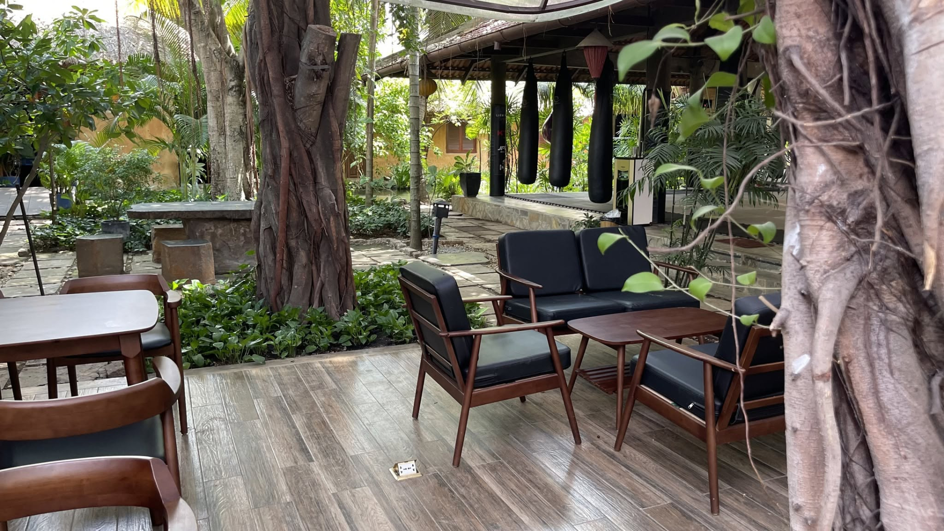 Nam nghệ sĩ đ&igrave;nh đ&aacute;m SN 1974 qu&ecirc; B&igrave;nh Dương l&agrave;m &ocirc;ng chủ v&otilde; đường 1800m2 ở đường L&ecirc; Văn Lương, TP.HCM- Ảnh 6.