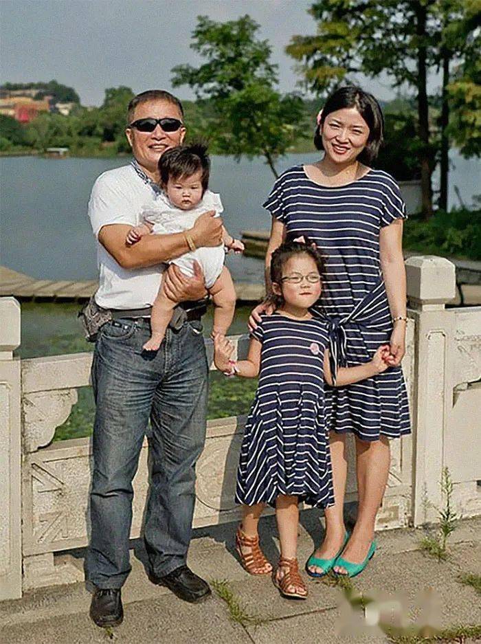 Bộ ảnh bố v&agrave; con g&aacute;i chụp ở c&ugrave;ng một địa điểm, c&ugrave;ng một ng&agrave;y suốt 40 năm: Xem đến ảnh cuối l&agrave; bật kh&oacute;c- Ảnh 17.
