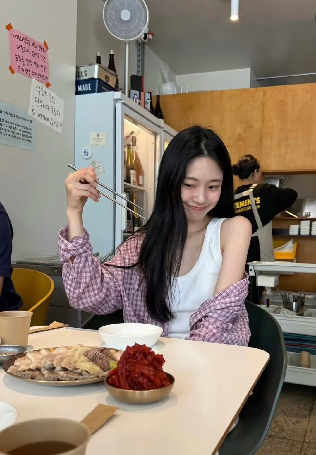 Một chiếc sơ mi màu, nhiều cách mặc: Bí quyết làm mới phong cách công sở- Ảnh 6.