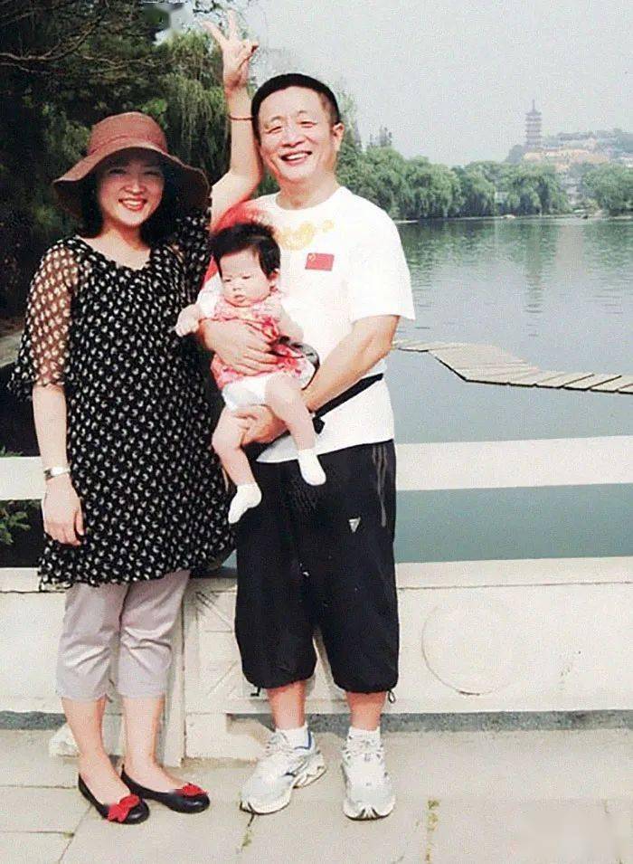 Bộ ảnh bố v&agrave; con g&aacute;i chụp ở c&ugrave;ng một địa điểm, c&ugrave;ng một ng&agrave;y suốt 40 năm: Xem đến ảnh cuối l&agrave; bật kh&oacute;c- Ảnh 16.