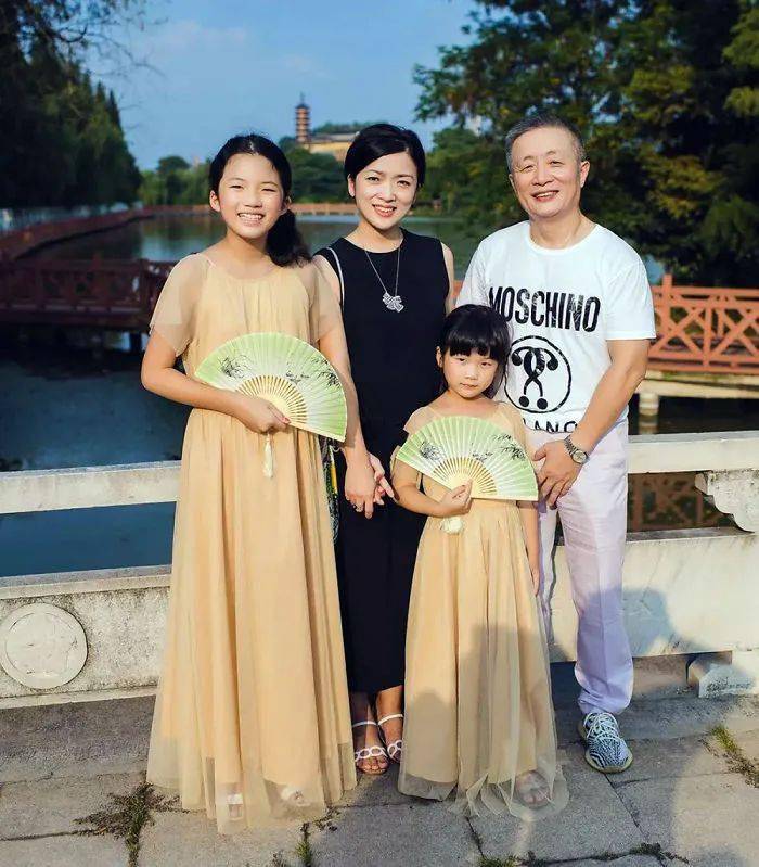 Bộ ảnh bố v&agrave; con g&aacute;i chụp ở c&ugrave;ng một địa điểm, c&ugrave;ng một ng&agrave;y suốt 40 năm: Xem đến ảnh cuối l&agrave; bật kh&oacute;c- Ảnh 19.
