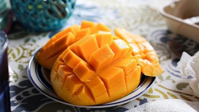 Cảnh b&aacute;o th&oacute;i quen ăn tr&aacute;i c&acirc;y sai C&aacute;ch: Đừng để sức khỏe bị ảnh hưởng - Ảnh 1.