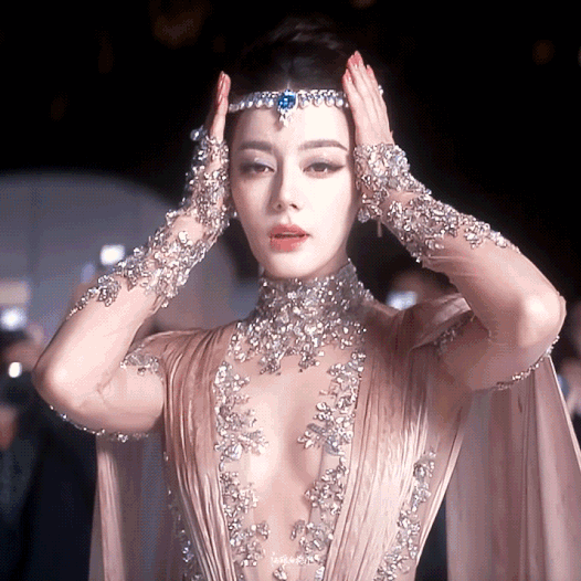 Mọi ống k&iacute;nh đều hướng về Địch Lệ Nhiệt Ba- Ảnh 4.