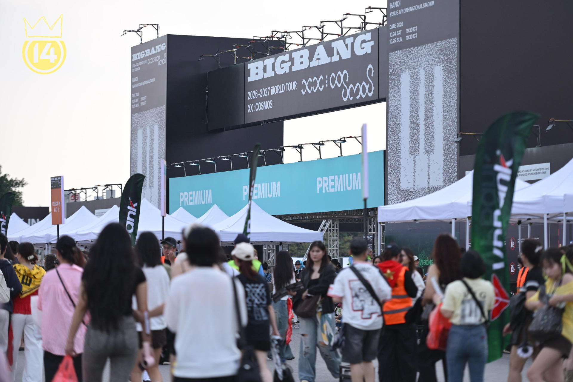 Trai xinh g&aacute;i đẹp đổ bộ concert BIGBANG H&agrave; Nội: Chưa v&agrave;o s&acirc;n đ&atilde; c&oacute; đại tiệc outfit, đ&uacute;ng l&agrave; "like idol like fan"- Ảnh 1.