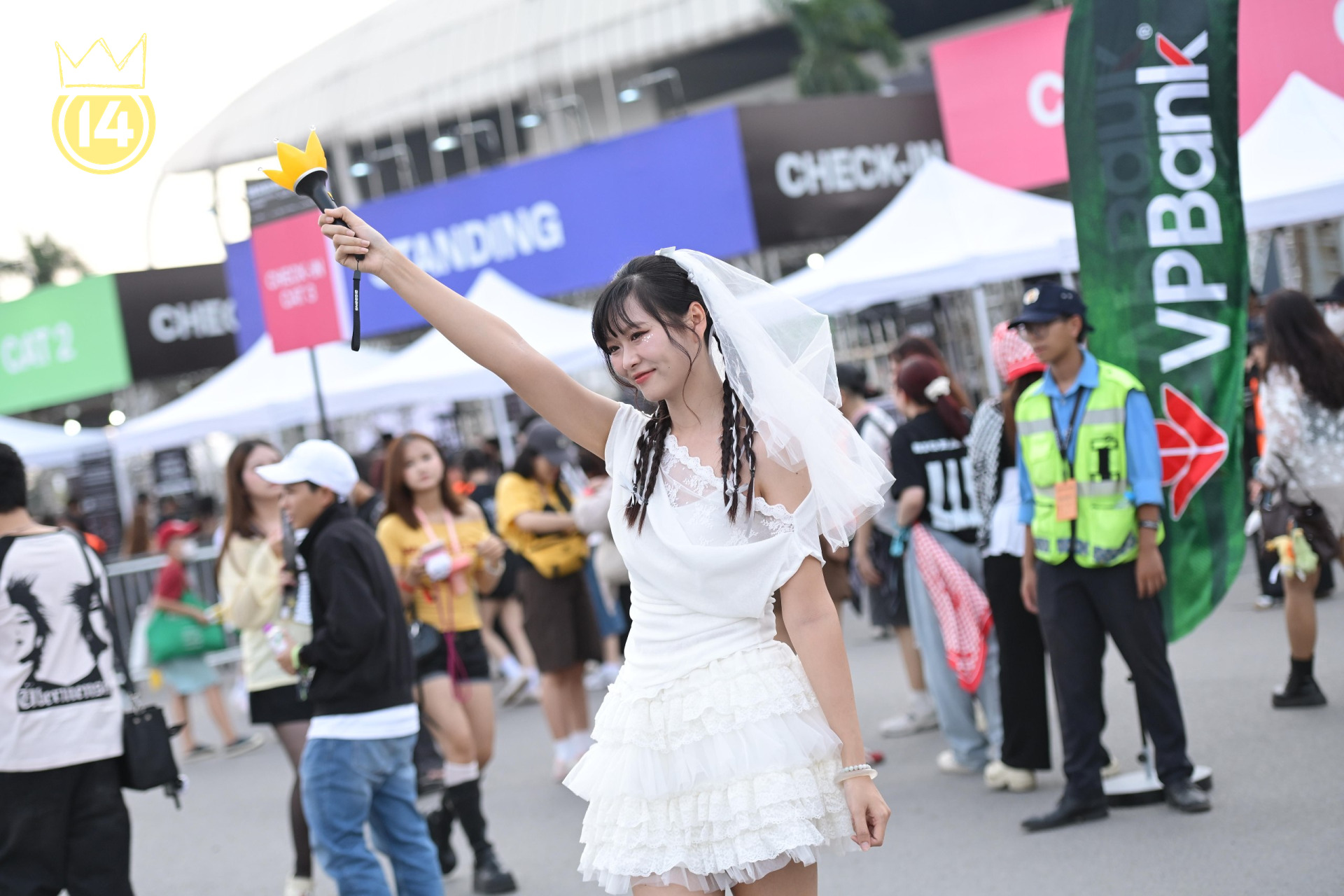 Trai xinh g&aacute;i đẹp đổ bộ concert BIGBANG H&agrave; Nội: Chưa v&agrave;o s&acirc;n đ&atilde; c&oacute; đại tiệc outfit, đ&uacute;ng l&agrave; "like idol like fan"- Ảnh 7.