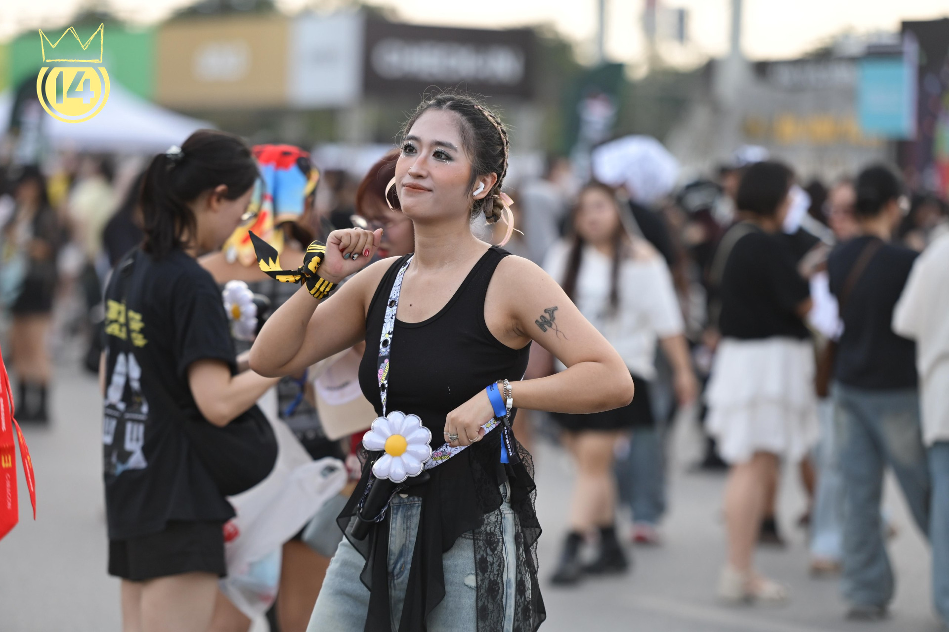 Trai xinh g&aacute;i đẹp đổ bộ concert BIGBANG H&agrave; Nội: Chưa v&agrave;o s&acirc;n đ&atilde; c&oacute; đại tiệc outfit, đ&uacute;ng l&agrave; "like idol like fan"- Ảnh 3.