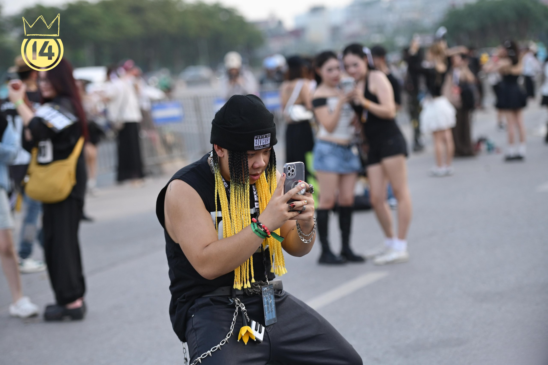 Trai xinh g&aacute;i đẹp đổ bộ concert BIGBANG H&agrave; Nội: Chưa v&agrave;o s&acirc;n đ&atilde; c&oacute; đại tiệc outfit, đ&uacute;ng l&agrave; "like idol like fan"- Ảnh 5.