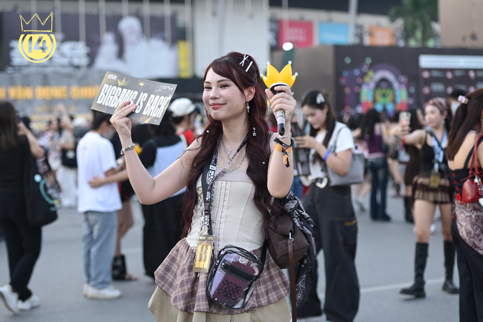 Trai xinh g&aacute;i đẹp đổ bộ concert BIGBANG H&agrave; Nội: Chưa v&agrave;o s&acirc;n đ&atilde; c&oacute; đại tiệc outfit, đ&uacute;ng l&agrave; "like idol like fan"- Ảnh 4.