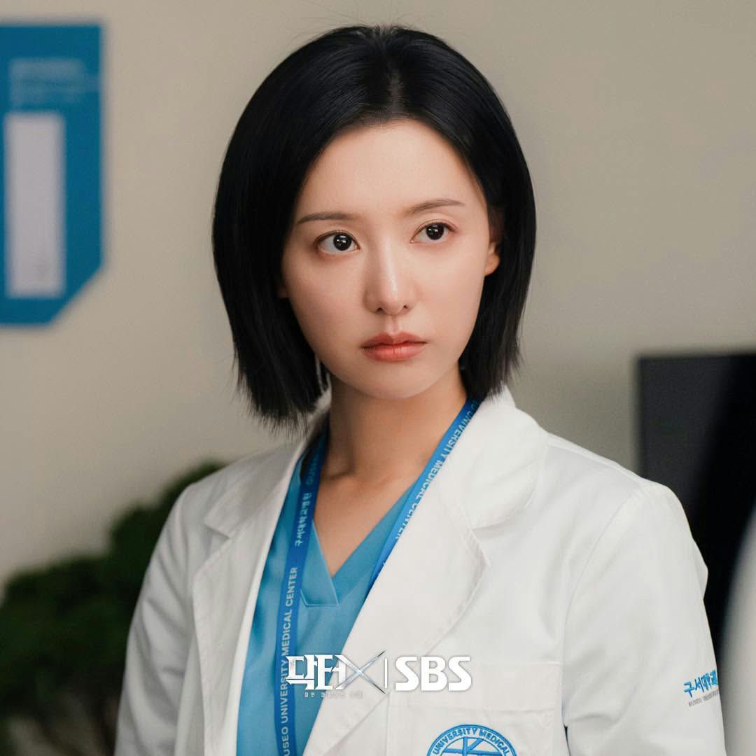 Kim Ji Won: Từ h&igrave;nh ảnh gầy g&ograve; khiến fan lo lắng đến nữ b&aacute;c sĩ &ldquo;b&aacute; kh&iacute;&rdquo; trong Doctor X, B&iacute; quyết ph&iacute;a sau kh&iacute; chất cuốn h&uacute;t tr&ecirc;n m&agrave;n ảnh - Ảnh 1.