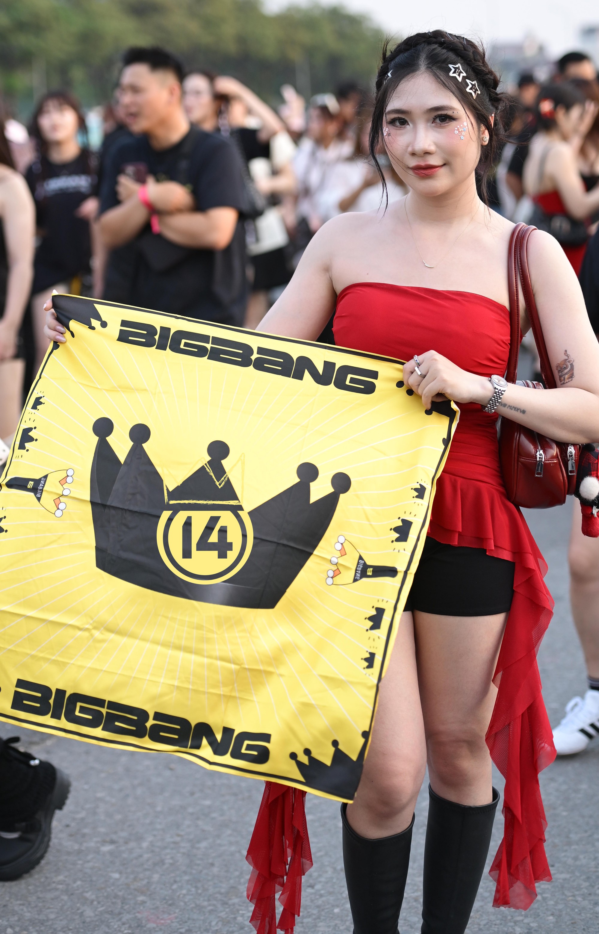 H&ocirc;m nay trời nắng: Mỹ Đ&igrave;nh th&agrave;nh s&agrave;n diễn của hội fan BIGBANG &ldquo;lương 5 triệu/giờ"- Ảnh 9.