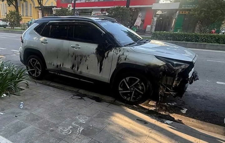 Ô tô bị đốt phá khi đang đậu ven đường, hư hỏng nghiêm trọng ở Huế- Ảnh 1.