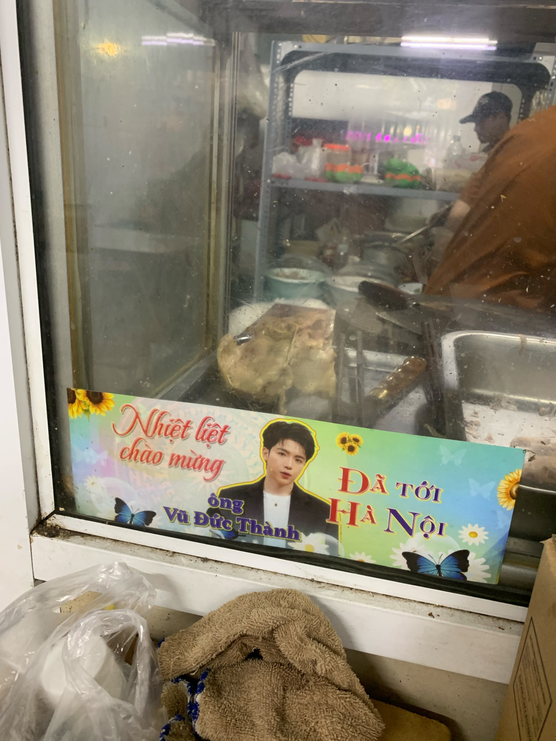 Nam ca sĩ Việt nổi tiếng đẹp trai kh&ocirc;ng tuổi nay đi bưng b&uacute;n b&ograve;, c&ograve;n mặc cả với chủ qu&aacute;n xin giảm gi&aacute;- Ảnh 8.