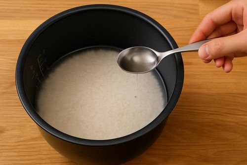 V&igrave; sao n&ecirc;n cho v&agrave;i giọt giấm v&agrave;o nồi khi nấu cơm? Biết c&ocirc;ng dụng nhiều người sẽ muốn thử ngay- Ảnh 1.