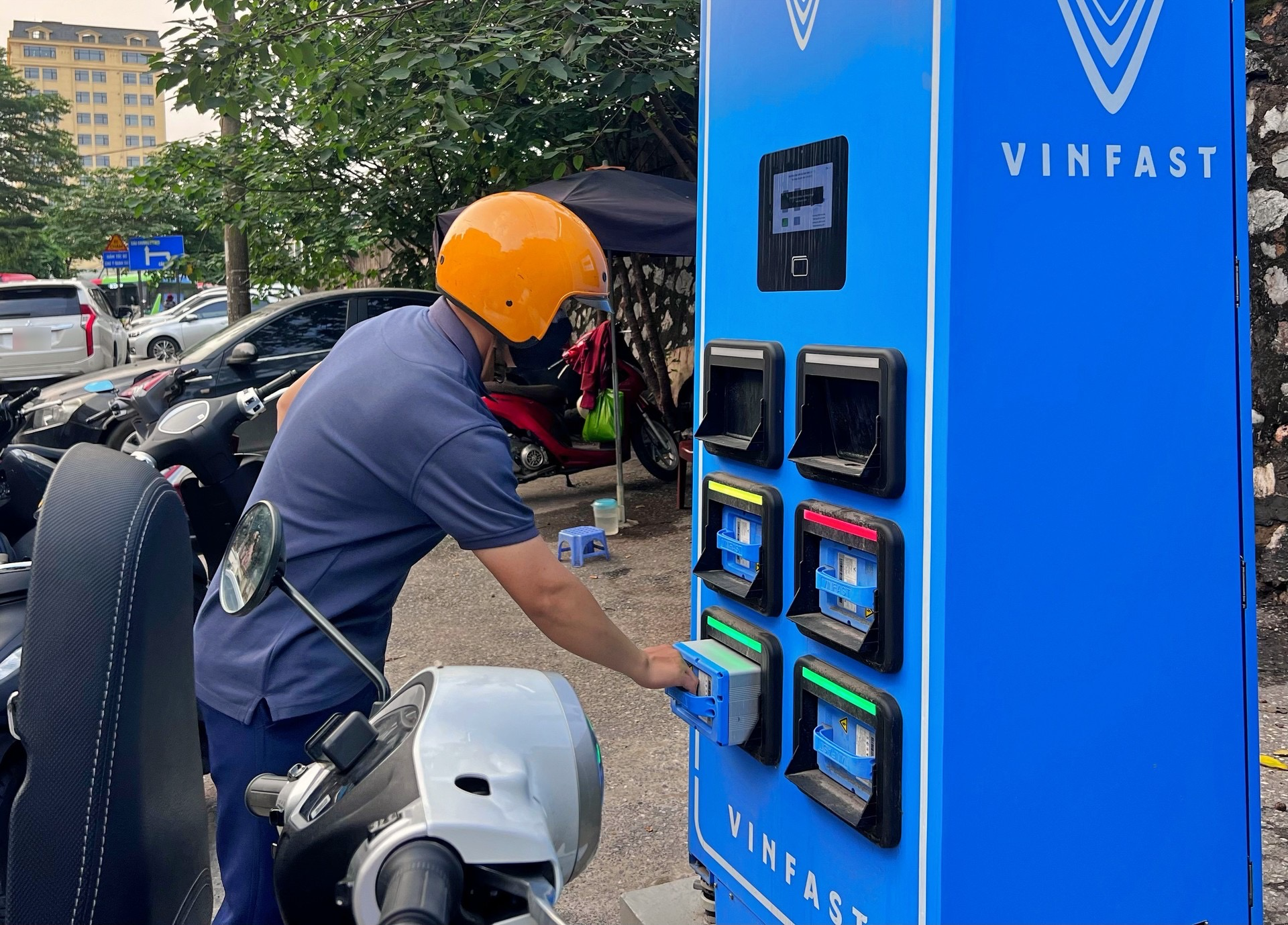 Chung cư còn vướng chỗ sạc, xe máy điện đổi pin VinFast mở lối “lên xanh” cho người dân- Ảnh 2.