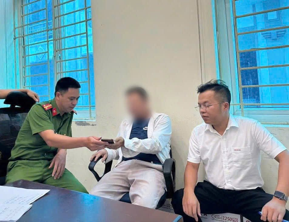 &Ocirc;ng N.V.T đến Agribank thực hiện giao dịch 100 triệu đồng, nh&acirc;n vi&ecirc;n ng&acirc;n h&agrave;ng kiểm tra rồi lập tức b&aacute;o C&ocirc;ng an- Ảnh 1.