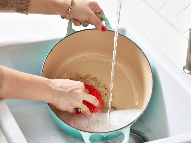 5 sai lầm khi rửa b&aacute;t bằng nước rửa ch&eacute;n m&agrave; nhiều gia đ&igrave;nh kh&ocirc;ng để &yacute;- Ảnh 1.