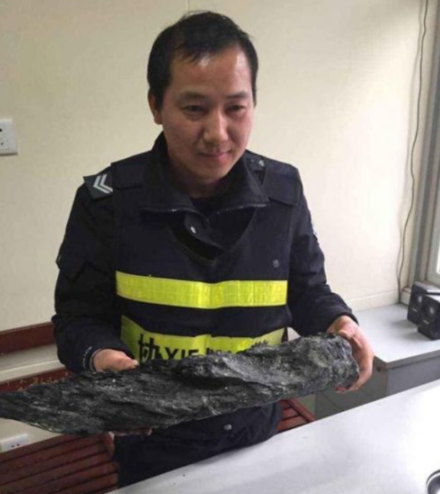 Khoan s&acirc;u 35,8m ph&aacute;t hiện kh&uacute;c gỗ &ldquo;đen s&igrave;&rdquo; d&agrave;i gần 2m: Cả c&ocirc;ng trường dừng thi c&ocirc;ng khẩn cấp- Ảnh 2.